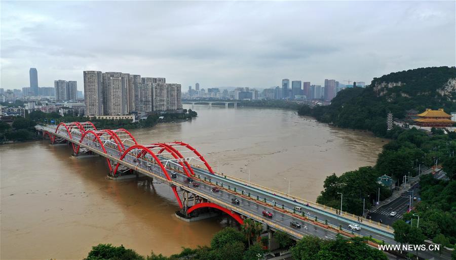 الصورة: وصول أول ذروة فيضان إلى مدينة ليوتشو بجنوبي الصين