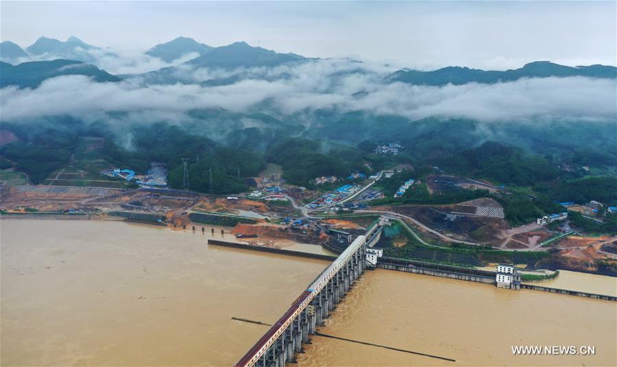 الصورة: وصول أول ذروة فيضان إلى مدينة ليوتشو بجنوبي الصين