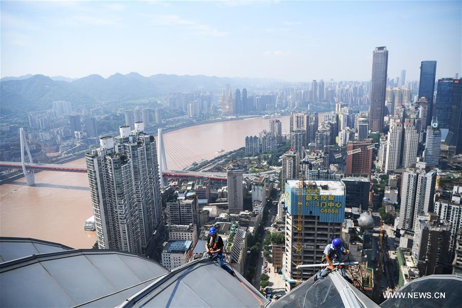 الصورة: عمال بناء يعملون في درجة حرارة عالية