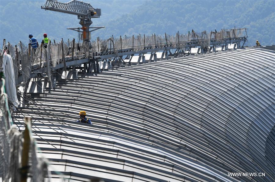 الصورة: عمال بناء يعملون في درجة حرارة عالية
