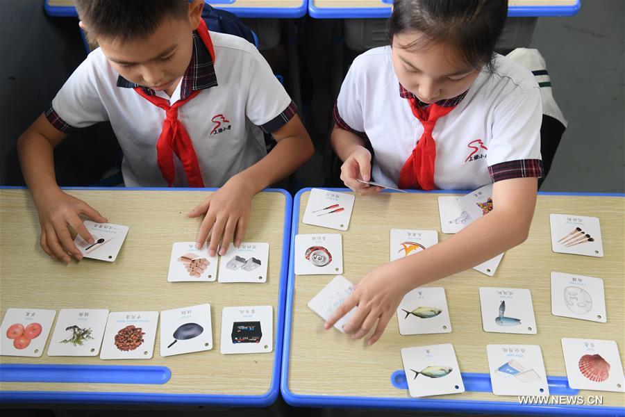 الصورة: مدرسة ابتدائية بشرقي الصين تعلم الأطفال تصنيف النفيات