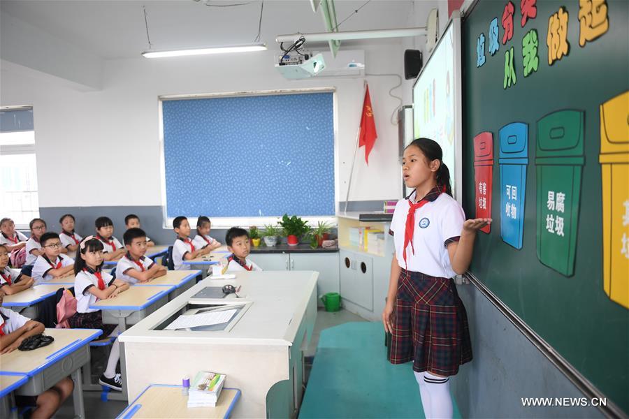الصورة: مدرسة ابتدائية بشرقي الصين تعلم الأطفال تصنيف النفايات