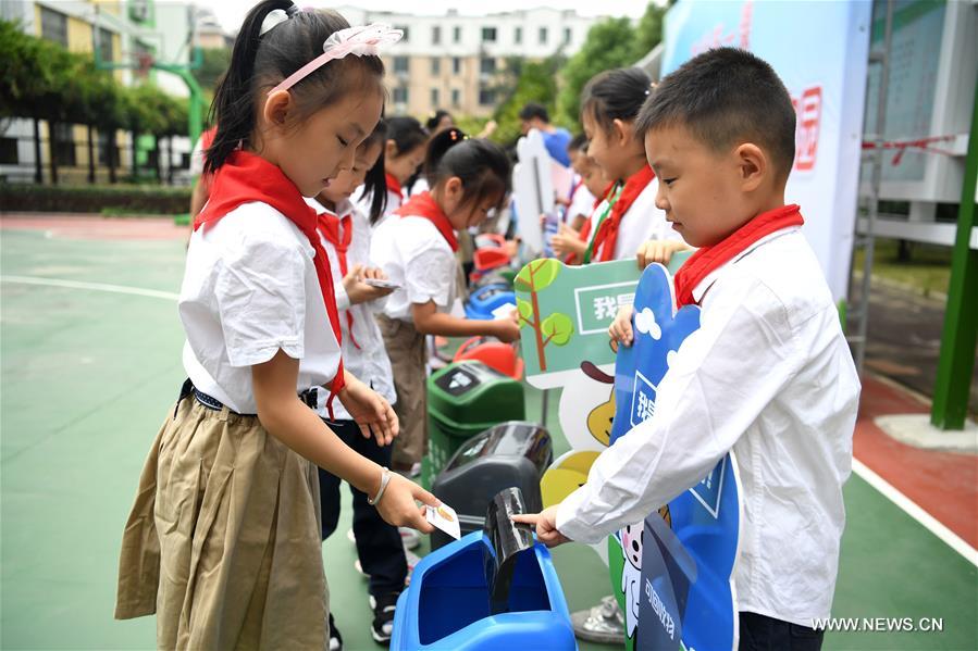 الصورة: مدرسة ابتدائية بشرقي الصين تعلم الأطفال تصنيف النفايات