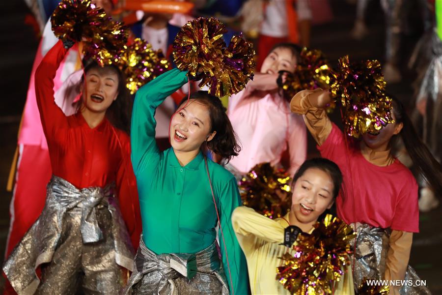 الصورة: إقامة حفل مسائي بمناسبة العيد الوطني في بكين 