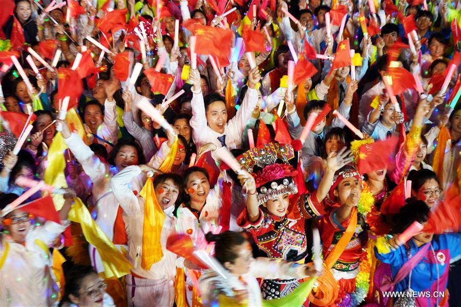 الصورة: إقامة حفل مسائي بمناسبة العيد الوطني في بكين 