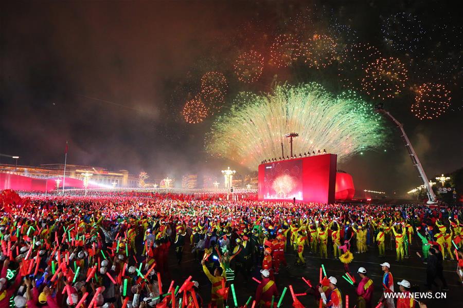 الصورة: إقامة حفل مسائي بمناسبة العيد الوطني الصيني في بكين 