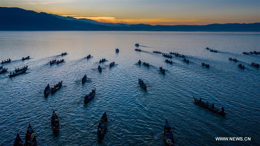 الصورة: صيد الأسماك في بحيرة شينغيون 