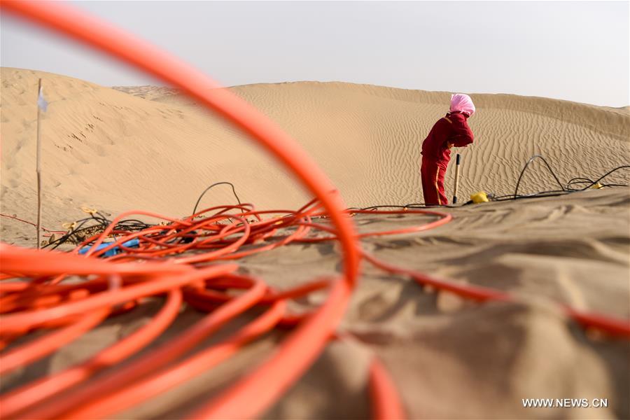 الصورة: عمال يستكشفون النفط والغاز في "بحر الموت" بشمال غربي الصين