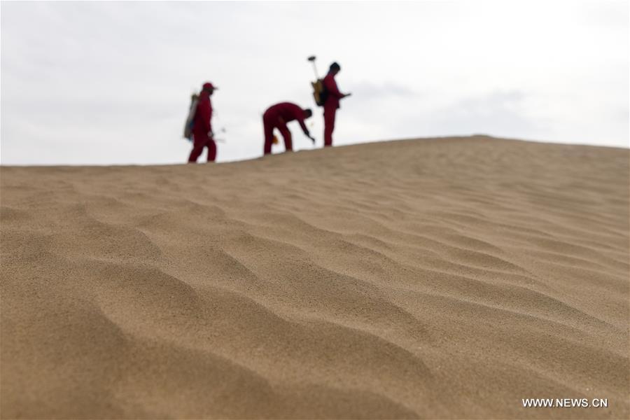 الصورة: عمال يستكشفون النفط والغاز في "بحر الموت" بشمال غربي الصين