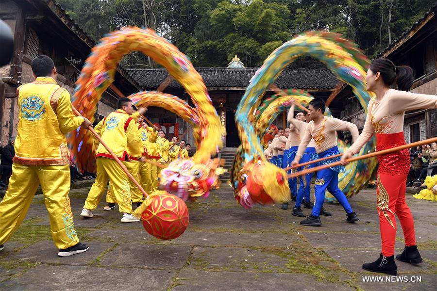 الصورة: رقصة التنين والأسد للاحتفال بالعام التقليدي الصينى الجديد القادم