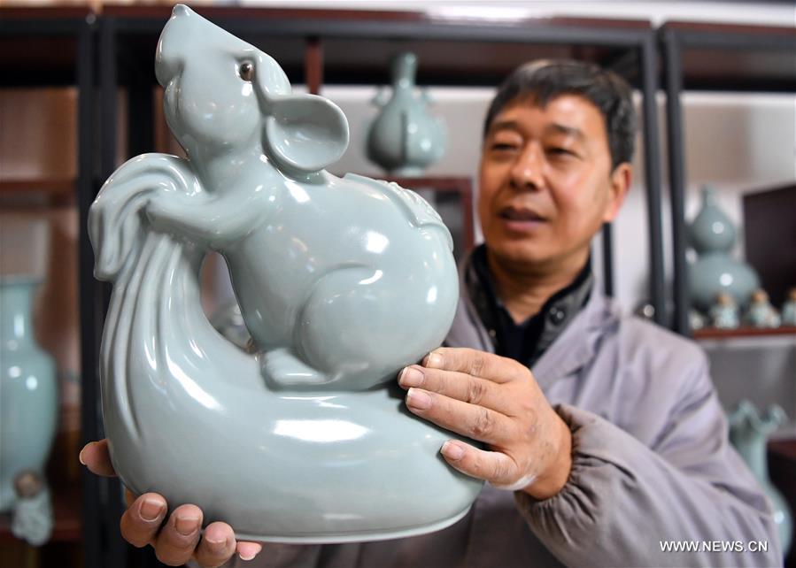 الصورة: تصنيع الخزف على شكل فأر لاستقبال عام الفأر في الصين