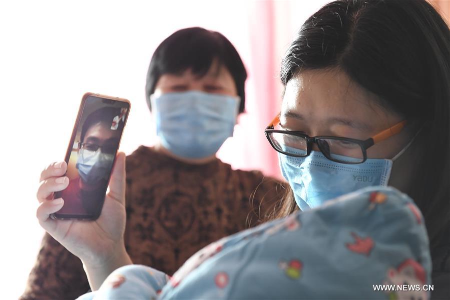 الصورة: فيروس كورونا الجديد يجبر طبيبا صينيا على رؤية طفله حديث الولادة لاول مرة عبر مكالمة بالفيديو
