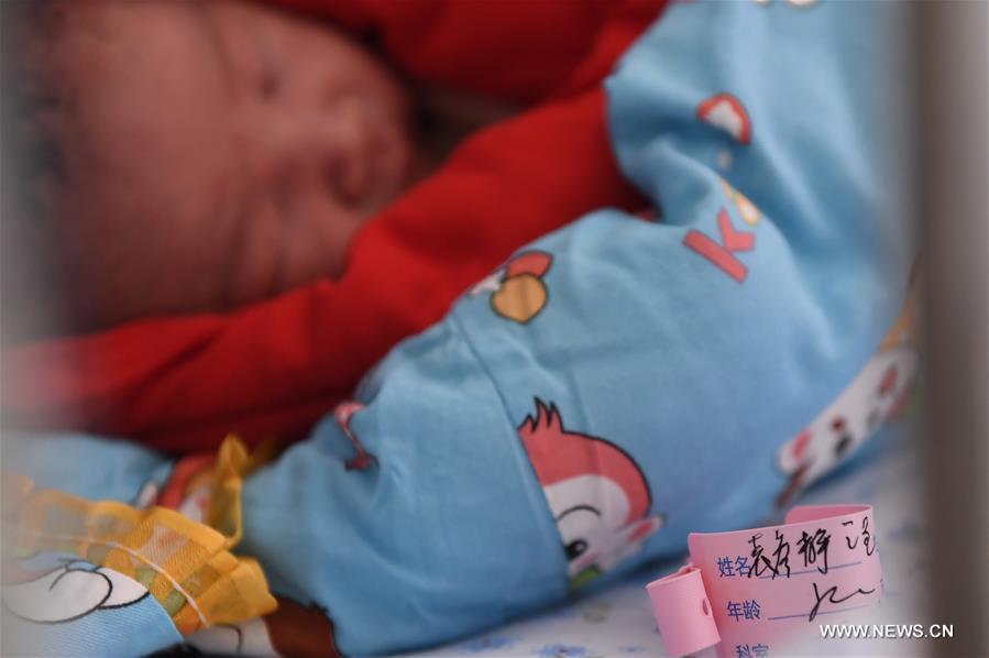  الصورة: فيروس كورونا الجديد يجبر طبيبا صينيا على رؤية طفله حديث الولادة لاول مرة عبر مكالمة بالفيديو