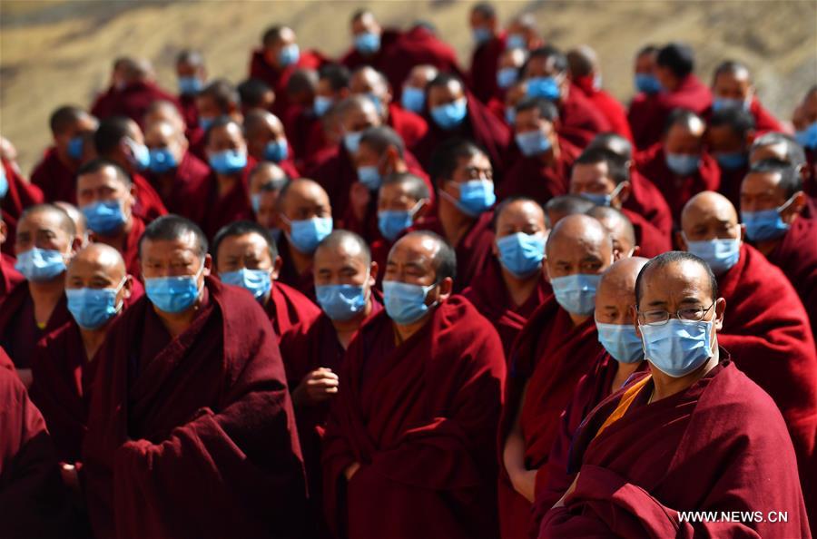 الصورة: رهبان من معابد التبت يصلون لأجل المناطق المتضررة بالوباء