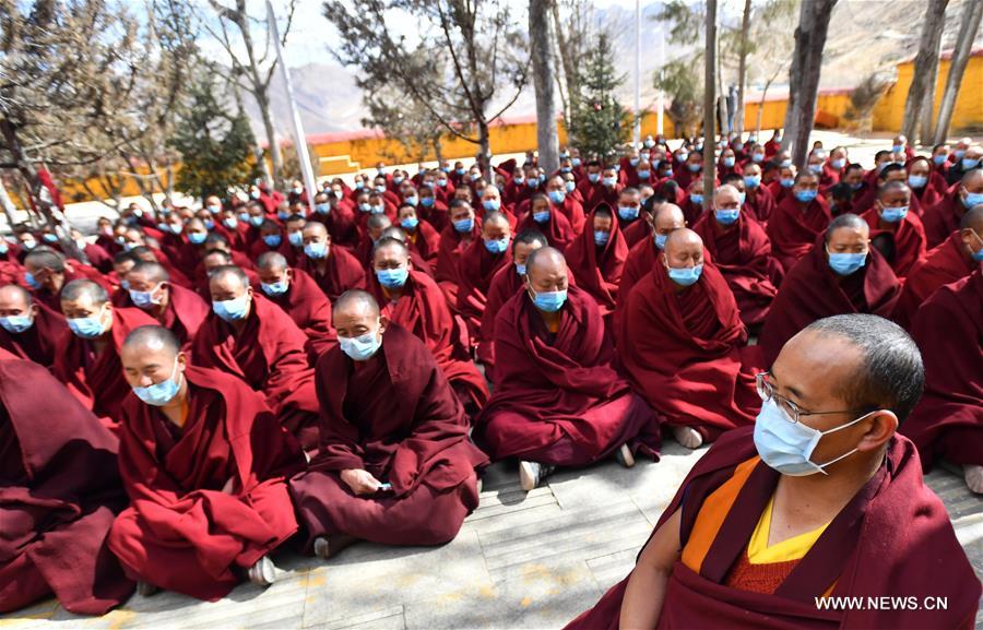 الصورة: رهبان من معابد التبت يصلون لأجل المناطق المتضررة بالوباء