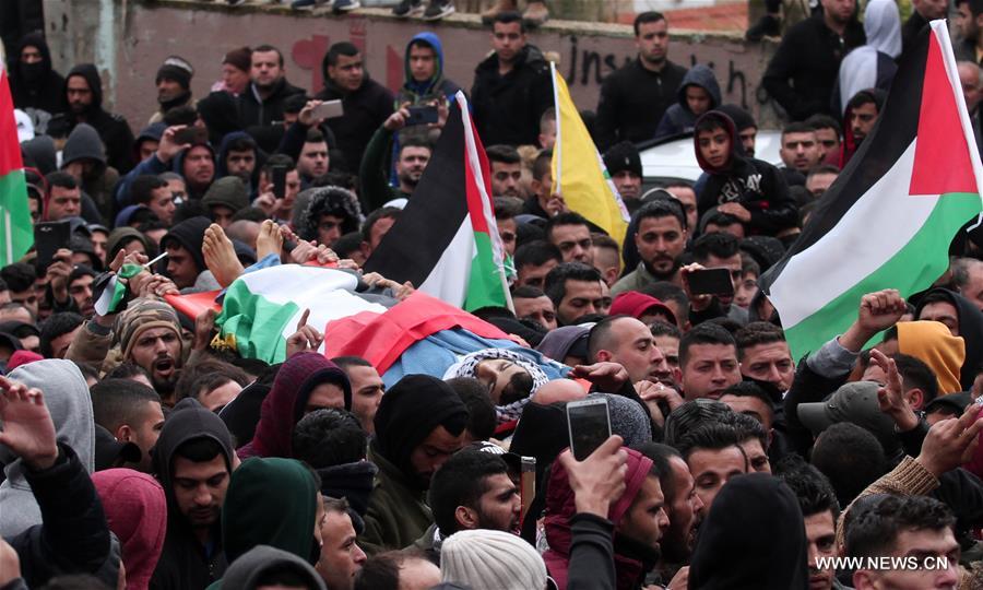 الصورة: تشييع جنازة فلسطيني قُتل برصاص الجيش الإسرائيلي في الضفة الغربية 