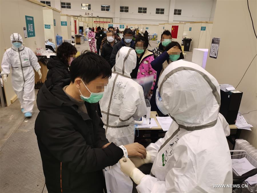 الصورة: زيارة مستشفى مؤقت في مدينة ووهان مركز تفشي الفيروس بالصين