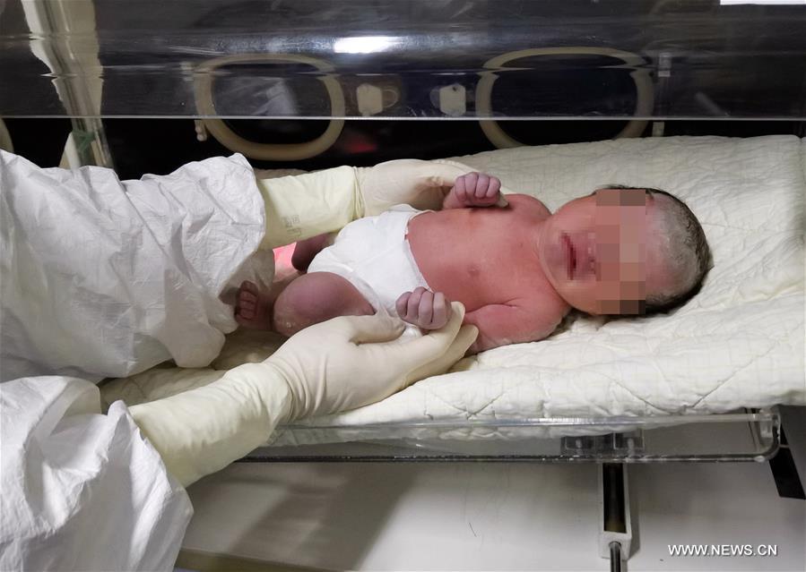 الصورة: سيدة مصابة بفيروس كورونا الجديد تنجب طفلة غير مصابة