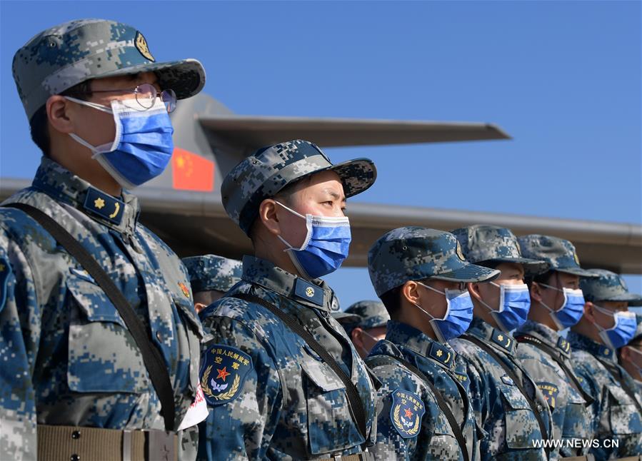 الصورة: طائرات نقل تابعة للقوات الجوية ترسل العاملين الطبيين والإمدادات الطبية إلى ووهان