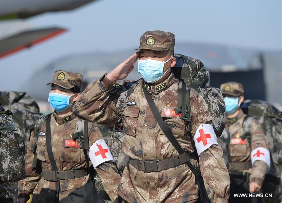 الصورة: طائرات نقل تابعة للقوات الجوية ترسل العاملين الطبيين والإمدادات الطبية إلى ووهان