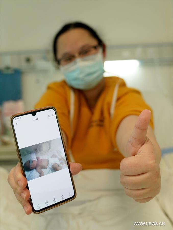 الصورة: امرأة مصابة بفيروس كورونا الجديدة تنجب طفلا في ووهان 
