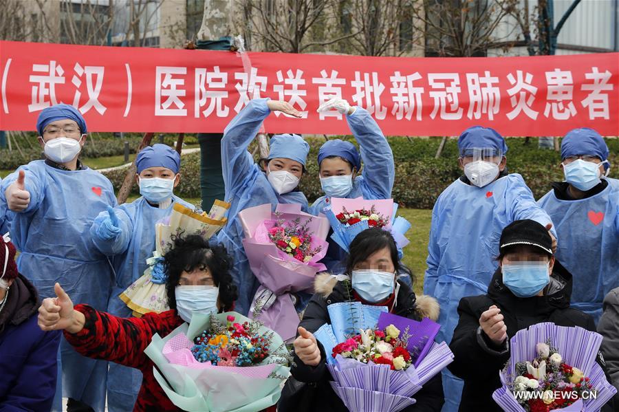 الصورة: 13 مريضا يخرجون مستشفى بعد شفائهم من فيروس كورونا الجديد في ووهان