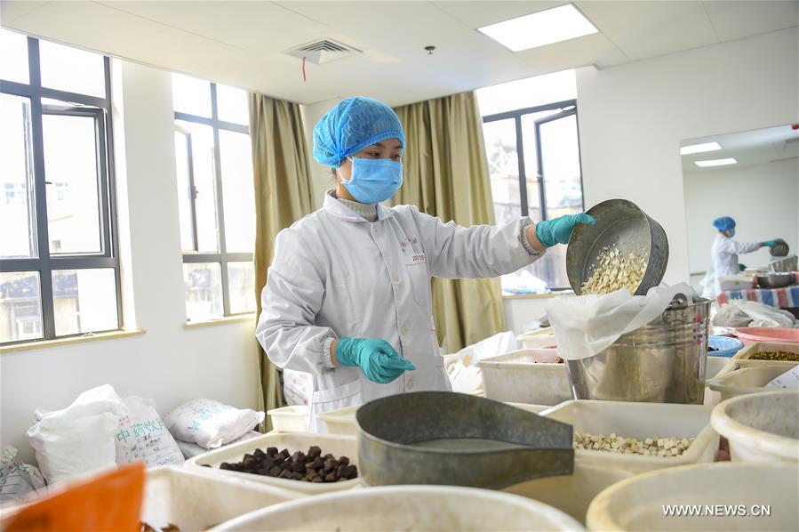 الصورة: تعزيز إمدادات العقاقير الصينية التقليدية لعلاج المرضى المصابين بالفيروس