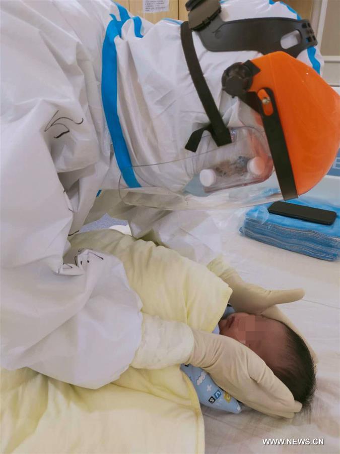 الصورة: "والدة مؤقتة" ترعي طفلة مريضة مصابة بفيروس كورونا الجديد بوسط الصين