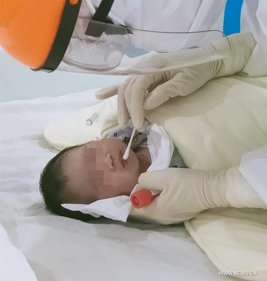 الصورة: "والدة مؤقتة" ترعي طفلة مريضة مصابة بفيروس كورونا الجديد بوسط الصين