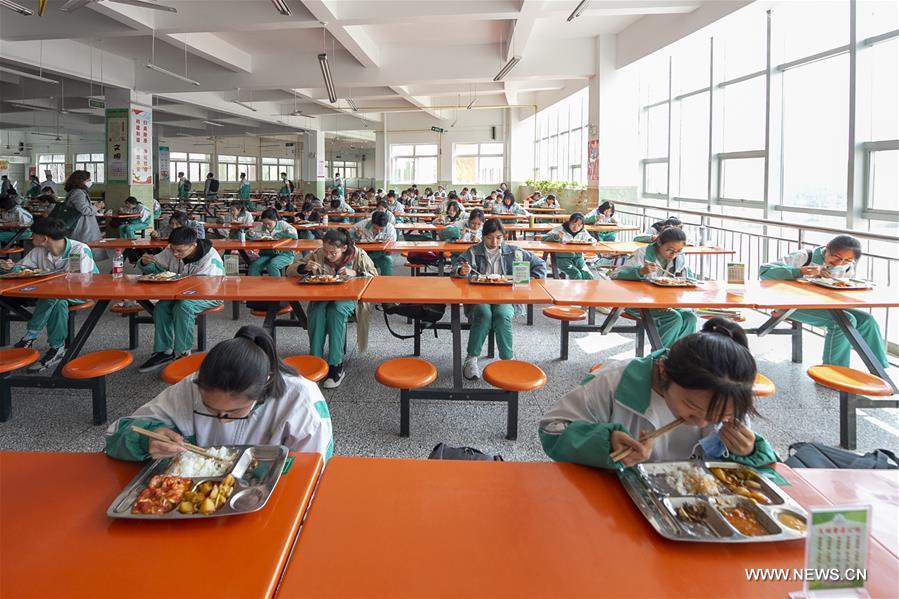 الصورة: عودة الطلاب إلى حرم المدارس المتوسطة في منطقة نينغشيا شمال غربي الصين