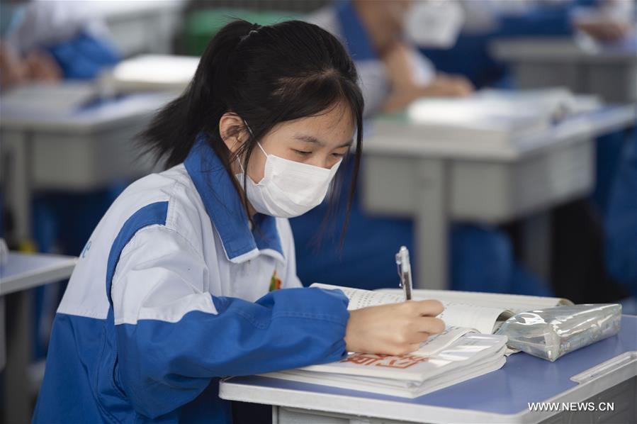 الصورة: عودة الطلاب إلى حرم المدارس المتوسطة في منطقة نينغشيا شمال غربي الصين