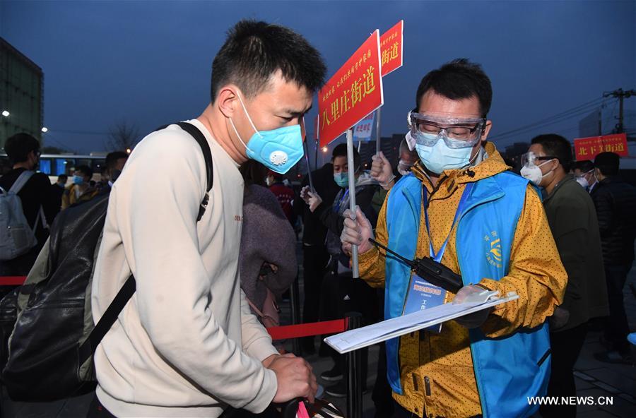 الصورة: أكثر من 800 شخص عالقين في هوبي يعودون إلى بكين