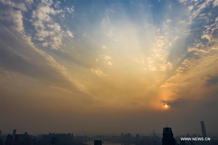 الصورة: الشفق عند غروب الشمس في مدينة ووهان