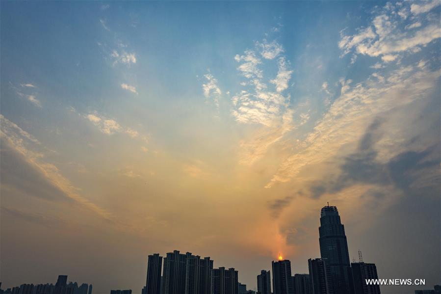 الصورة: الشفق عند غروب الشمس في مدينة ووهان