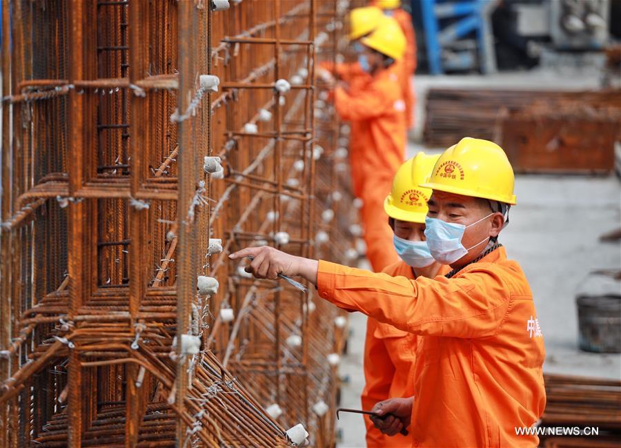 الصورة: استئناف بناء خط حديدي في مدينة بجنوب غربي الصين وسط تداربير صارمة لمكافحة كوفيد-19