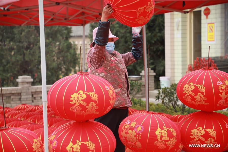 الصورة: صنع الفوانيس الحمراء يساعد على تخفيف الفقر في شمال غربي الصين