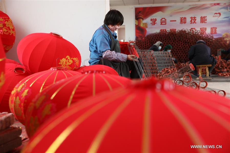 الصورة: صنع الفوانيس الحمراء يساعد على تخفيف الفقر في شمال غربي الصين