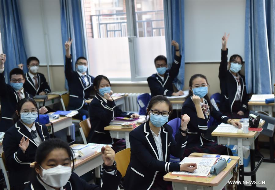الصورة: استئناف الدراسة في المدارس لطلاب الصف الثالث بالمدارس الثانوية ببكين  