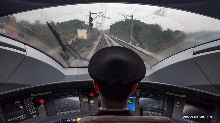 الصورة: عودة سائقي القطارات فائقة السرعة إلى قوانغشي بعد إكمال مهام نقل مواد مكافحة الوباء