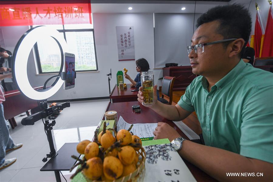 الصورة: تدريبات خاصة لتسويق ثمار البشملة عبر البث المباشر في شرقي الصين