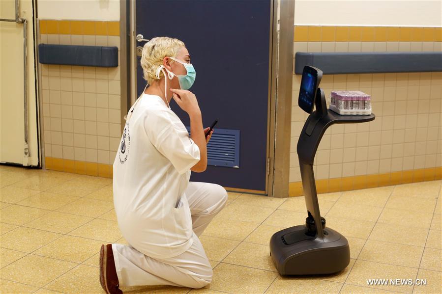 الصورة: روبوت للتواص مع مرضى "كوفيد-19" في إسرائيل 