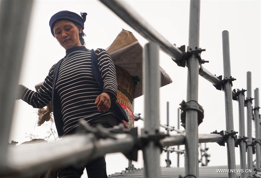الصورة: وداعا للسُلّم المرتفع لألف متر..أهل "قرية على جرف" يعانقون حياة جديدة بعد إعادة التوطين