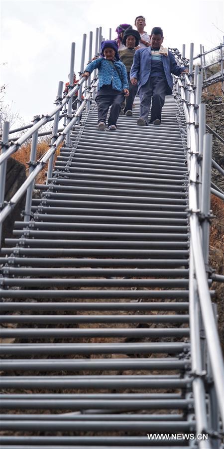 الصورة: وداعا للسُلّم المرتفع لألف متر..أهل "قرية على جرف" يعانقون حياة جديدة بعد إعادة التوطين