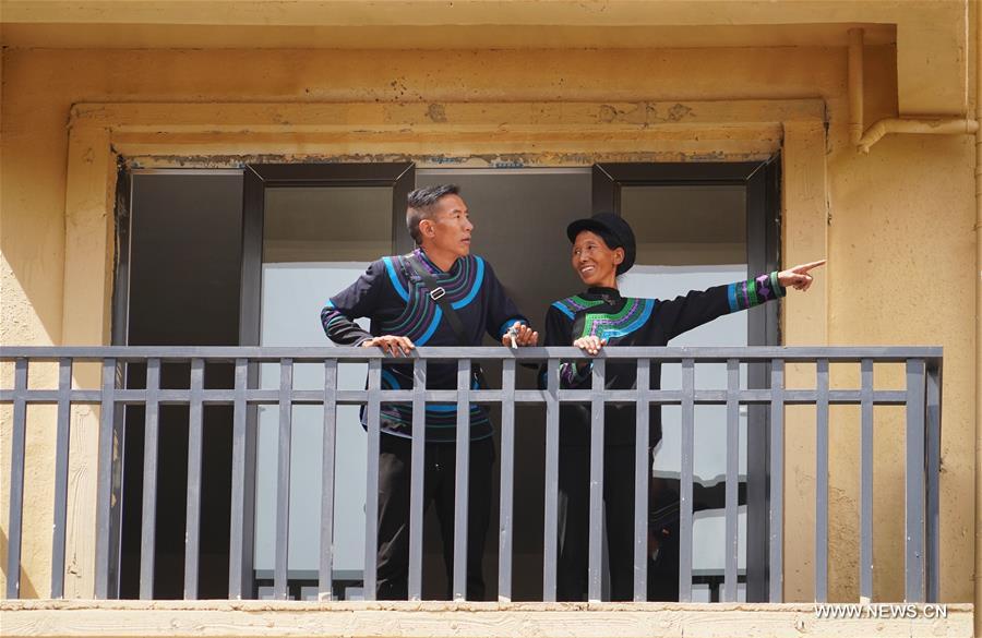 الصورة: وداعا للسُلّم المرتفع لألف متر..أهل "قرية على جرف" يعانقون حياة جديدة بعد إعادة التوطين