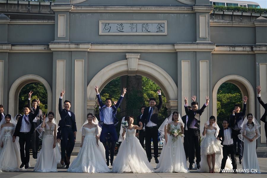 الصورة: التقاط صور تذكارية لحفل زفاف جماعي في مقاطعة جيانغسو شرقي الصين
