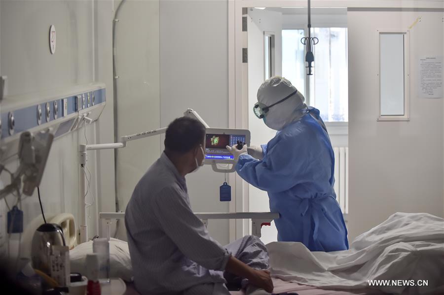 الصورة: زيارة جناح العزل لكوفيد-19 بمستشفى ديتان ببكين