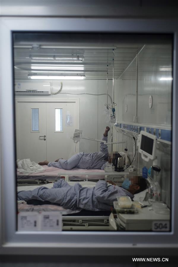 الصورة: زيارة جناح العزل لكوفيد-19 بمستشفى ديتان ببكين