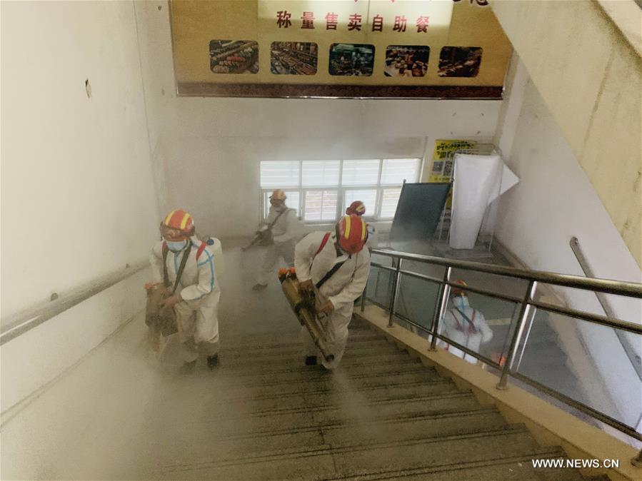 الصورة: تطهير جامعة الخوانق الثلاثة الصينية قبل عودة الطلاب