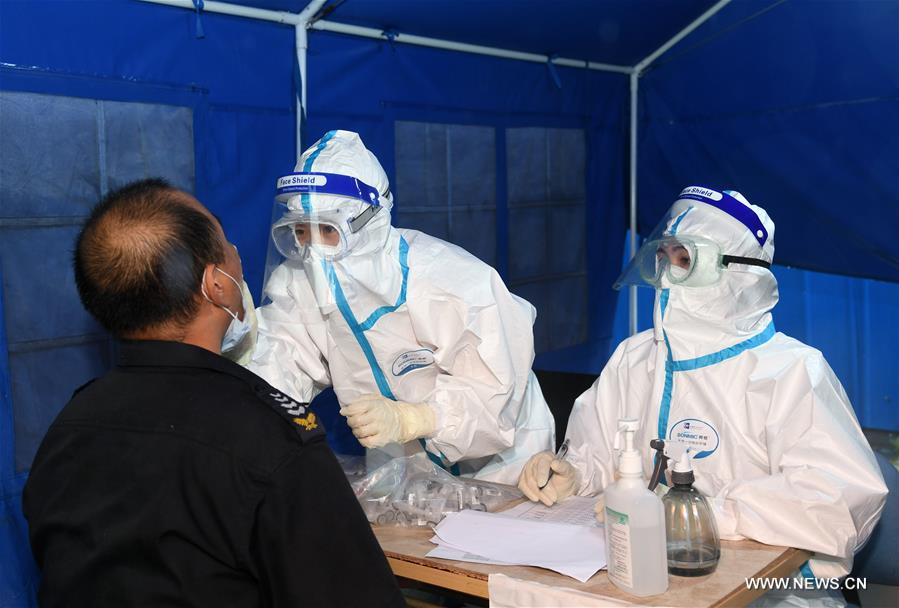 الصورة: مواطنون في بكين يخضعون لاختبارات الحمض النووي للكشف عن فيروس كورونا الجديد