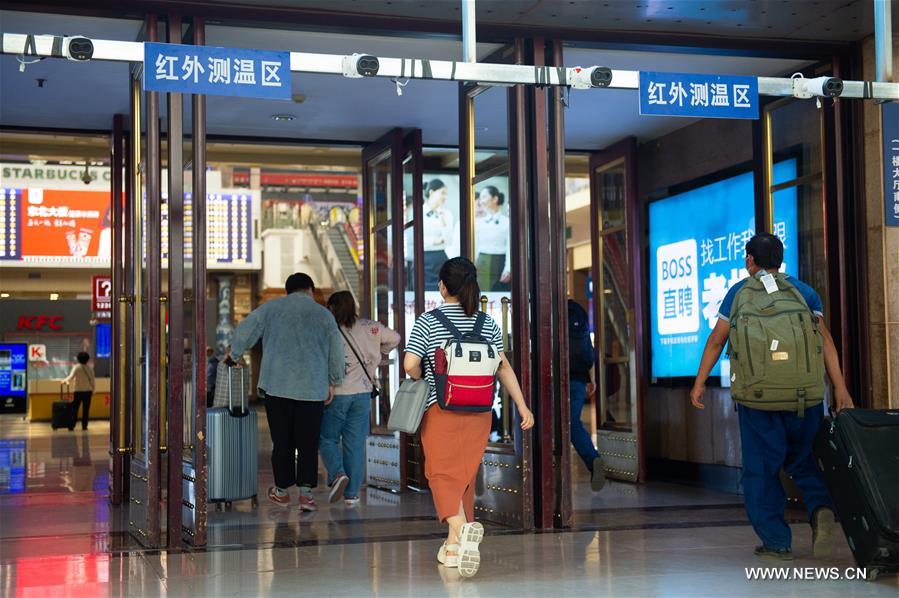 الصورة: تعزيز اجراءات الوقاية من كوفيد-19 في محطة بكين لسكة الحديد